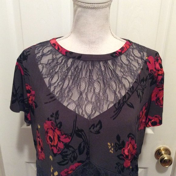 Torrid Top 2 Red Black Magenta Rose Print Lace Insets Shor… - Picture 2 of 9
